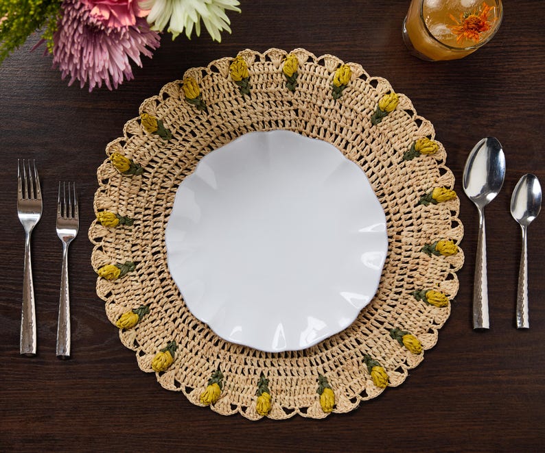 Handmade Tulip Placemat – Raffia Crochet Floral Table Mat – Spring & Easter Table Decor – Artisan Tableware – Boho Dining Accent