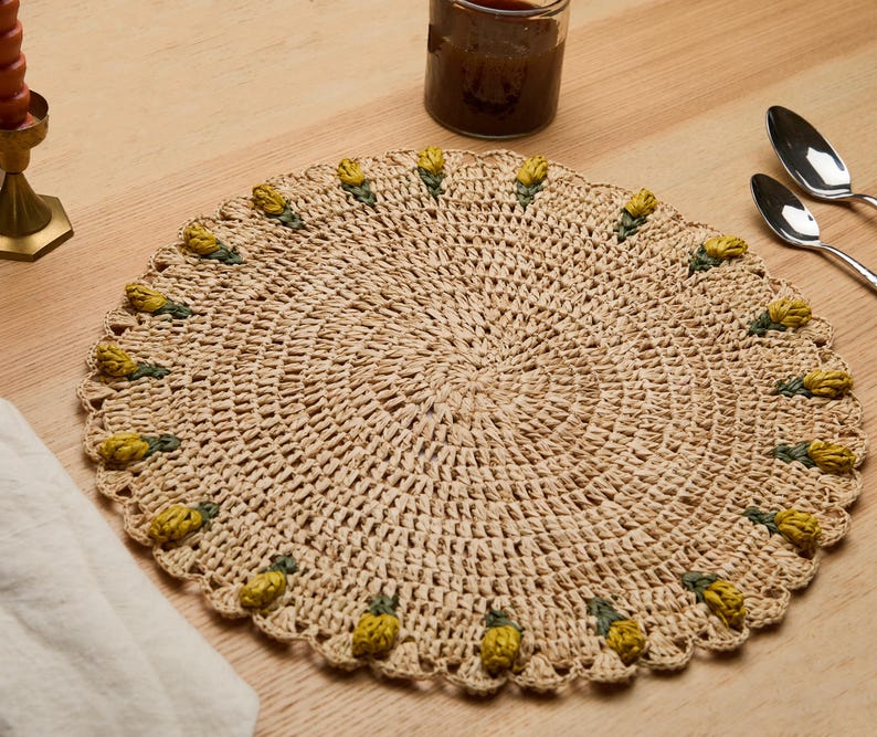 Handmade Tulip Placemat – Raffia Crochet Floral Table Mat – Spring & Easter Table Decor – Artisan Tableware – Boho Dining Accent