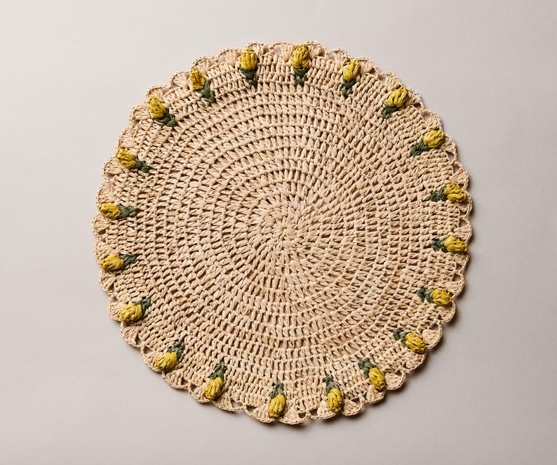 Handmade Tulip Placemat – Raffia Crochet Floral Table Mat – Spring & Easter Table Decor – Artisan Tableware – Boho Dining Accent